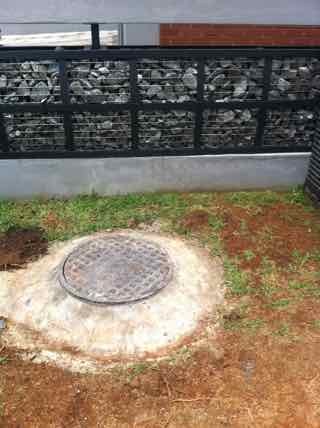 Locked manhole cover for underground concrete rainwater tank 